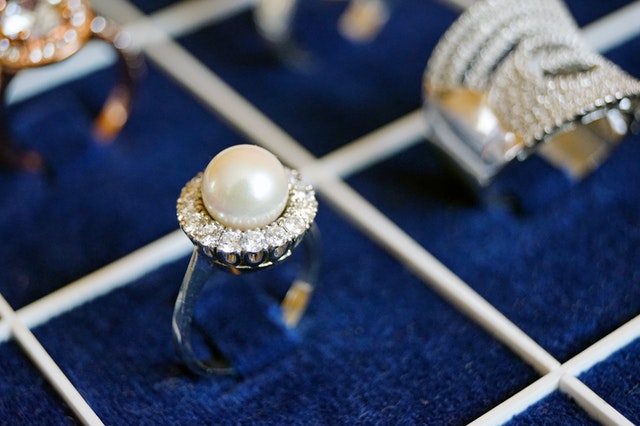 4 Benefits of Ring Display Trays